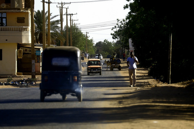 Quang cảnh đường phố tại Khartoum, Sudan, ngày 19/4/2023. (Ảnh: THX/TTXVN) Quân đội Sudan cáo buộc RSF vi phạm thỏa thuận ngừng bắn ảnh 1