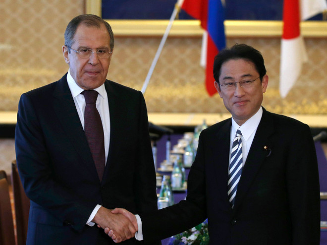 Ngoại trưởng Nhật Bản Fumio Kishida (phải) và người đồng cấp Nga Sergei Lavrov. (Nguồn: AFP) Nhật Bản-Nga tiến hành cuộc hội đàm quan trọng về an ninh khu vực ảnh 1