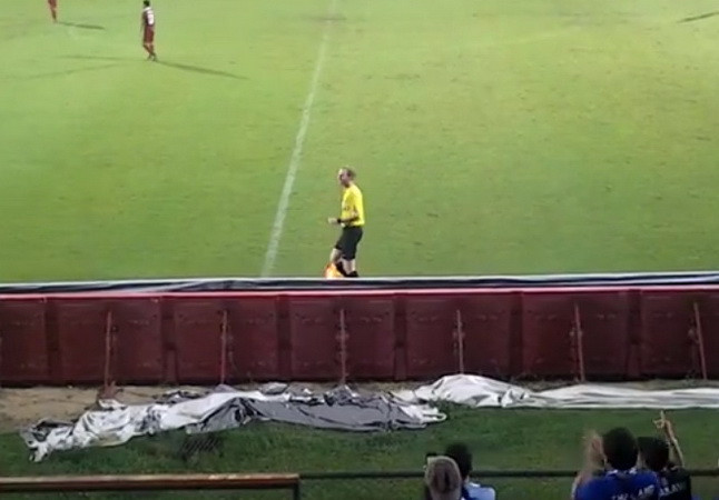 U19 châu Á: Trọng tài vô tư "khiêu vũ" khi điều khiển trận đấu ảnh 1