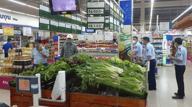 Các mặt hàng thực phẩm thiết yếu số lượng phong phú tại siêu thị trên địa bàn tỉnh Hậu Giang. (Ảnh: Duy Khương/TTXVN) Dịch COVID-19: Tăng kết nối cung ứng thực phẩm ở các tỉnh phía Nam ảnh 1
