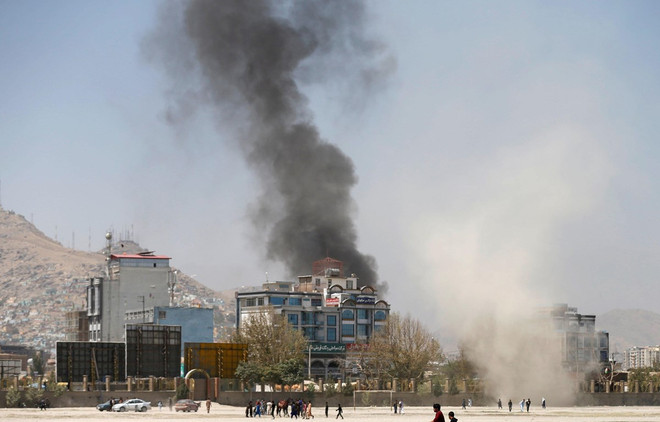 Khói bốc lên sau một vụ tấn công bằng rocket vào thủ đô Kabul, Afghanistan. (Nguồn: Reuters) Afghanistan: Tấn công bằng rocket gần Dinh Tổng thống ở Kabul ảnh 1