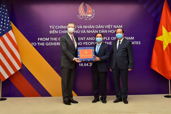 Thứ trưởng Thường trực Bộ Ngoại giao Bùi Thanh Sơn trao vật tư y tế của Thủ tướng Nguyễn Xuân Phúc cho Đại sứ Hoa Kỳ tại Việt Nam Daniel Kritenbrink. (Ảnh: TTXVN) Việt Nam tích cực hỗ trợ các quốc gia phòng, chống đại dịch COVID-19 ảnh 1