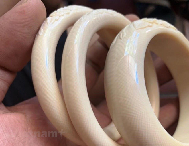 Những chiếc vòng chế tác từ ngà voi được rao bán tại một tiệm vàng ở thành phố Hải Phòng với giá từ 6-8 triệu đồng/chiếc. (Ảnh: H.V/Vietnam+) Ngày Voi thế giới: Tiêu hủy ngà voi cần trở thành thông lệ ở Việt Nam ảnh 2