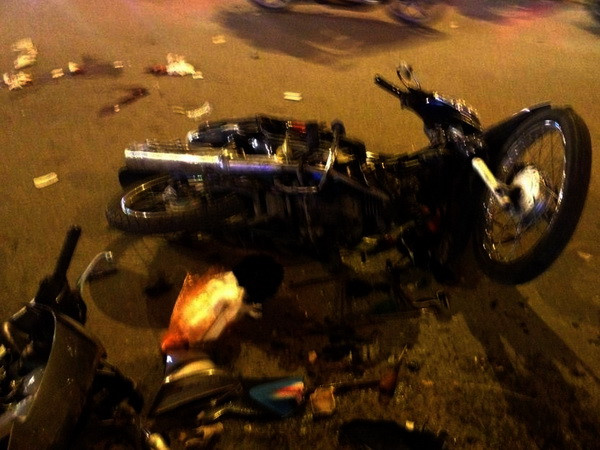 Hà Nội: Tai nạn nghiêm trọng tại Ngã Tư Sở, 2 xe máy vỡ nát ảnh 5