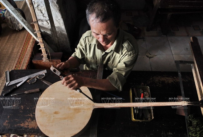 Bàn tay tài hoa của người thợ chế tác các loại nhạc cụ dân tộc ảnh 4