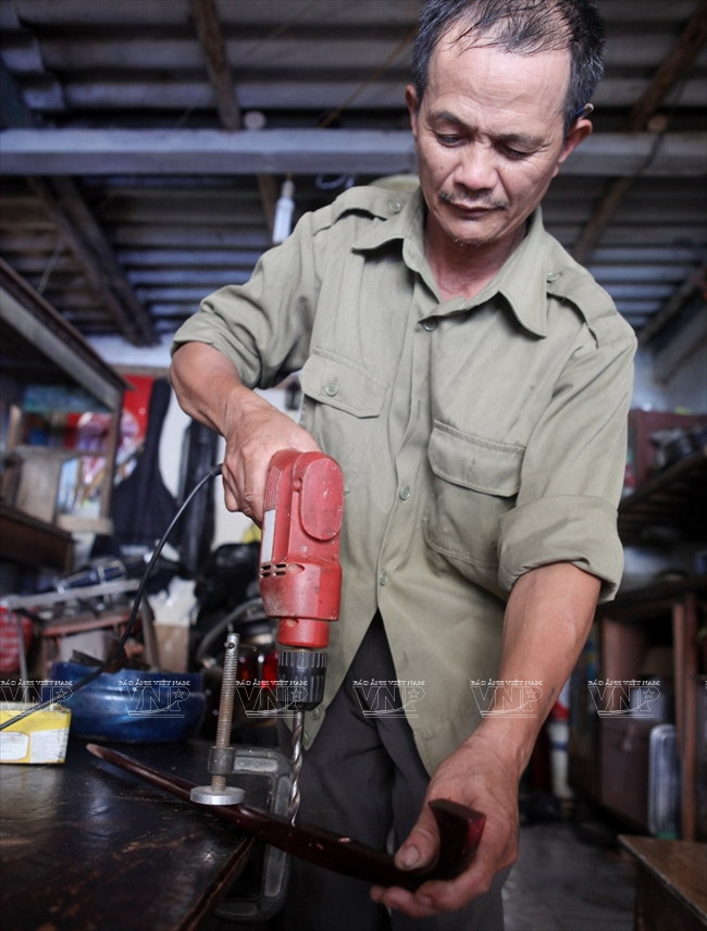 Bàn tay tài hoa của người thợ chế tác các loại nhạc cụ dân tộc ảnh 3