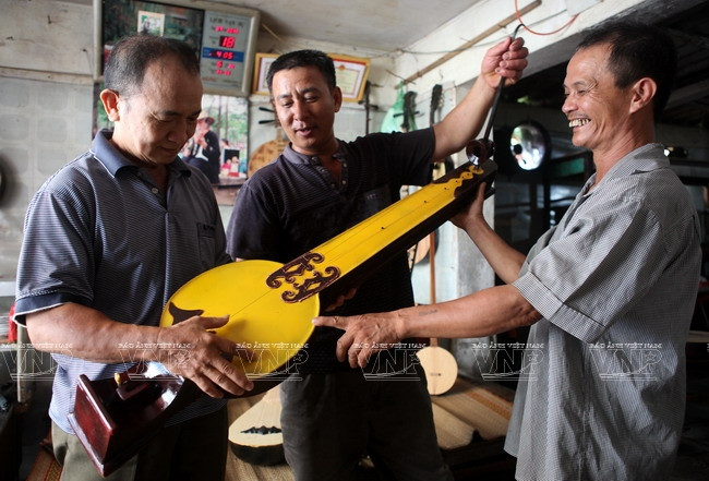 Bàn tay tài hoa của người thợ chế tác các loại nhạc cụ dân tộc ảnh 9