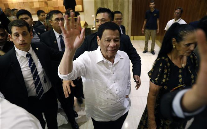 Tổng thống Philippines Rodrigo Duterte (giữa) tới Jerusalem ngày 2/9. (Ảnh: AFP/ TTXVN) Philippines: Tổng thống Duterte vẫn tiếp tục được tín nhiệm ảnh 1
