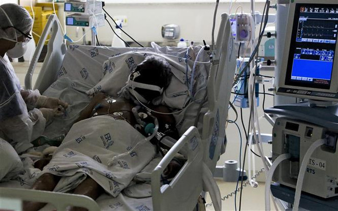 Điều trị cho bệnh nhân nhiễm COVID-19 tại bệnh viện ở Sao Paulo, Brazil. (Ảnh: AFP/TTXVN) Tình hình COVID-19 sáng 14/10: Mỹ và Ấn Độ vẫn dẫn đầu về số ca mắc ảnh 1