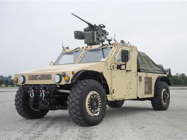 Các phần tử ISIL ở Syria dùng xe bọc thép chiếm được ở Iraq ảnh 1