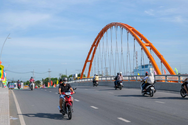 Người dân lưu thông qua cầu Cờ Đỏ. (Ảnh: Thanh Liêm/TTXVN) ttxvn_cau co do.jpg