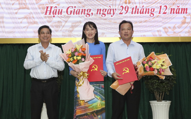 Hậu Giang tổ chức trao các quyết định về công tác cán bộ ảnh 1