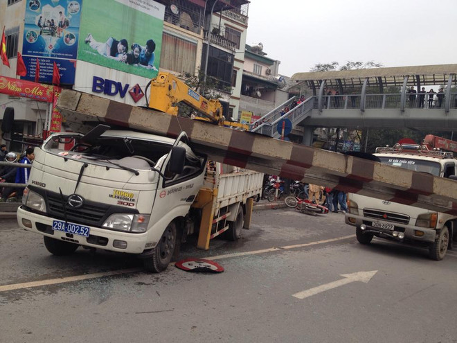 Xe công cố tình lên cầu vượt, 3 người bị thương nặng ảnh 2