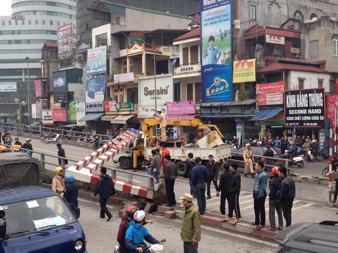 Xe công cố tình lên cầu vượt, 3 người bị thương nặng ảnh 1