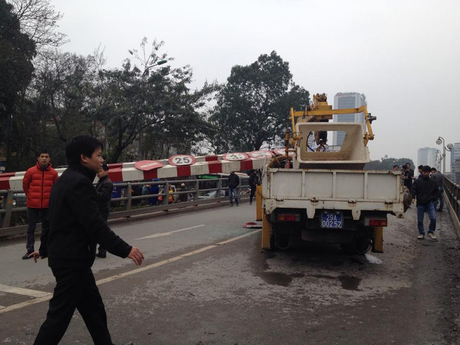 Xe công cố tình lên cầu vượt, 3 người bị thương nặng ảnh 3