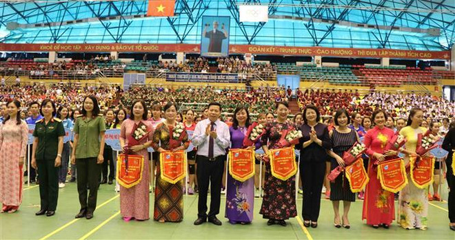 Phó Chủ tịch nước cùng lãnh đạo Bắc Ninh thi đấu giao hữu cầu lông ảnh 1