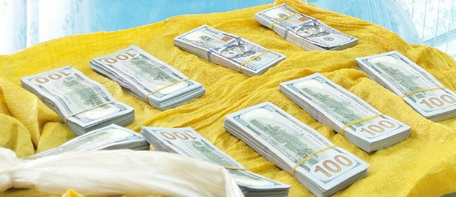 Bắt giữ hai đối tượng vận chuyển 86.200 USD trái phép qua biên giới ảnh 1