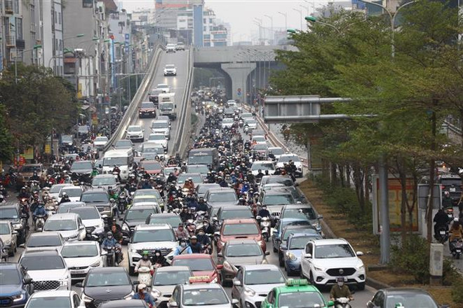Hướng đi từ Trường Chinh ra Ngã Tư Sở trở lại ùn tắc ngày mùng 6 Tết. (Ảnh: Huy Hùng/TTXVN) Đôn đốc thực hiện nhiệm vụ trọng tâm sau kỳ nghỉ Tết Nguyên đán ảnh 2