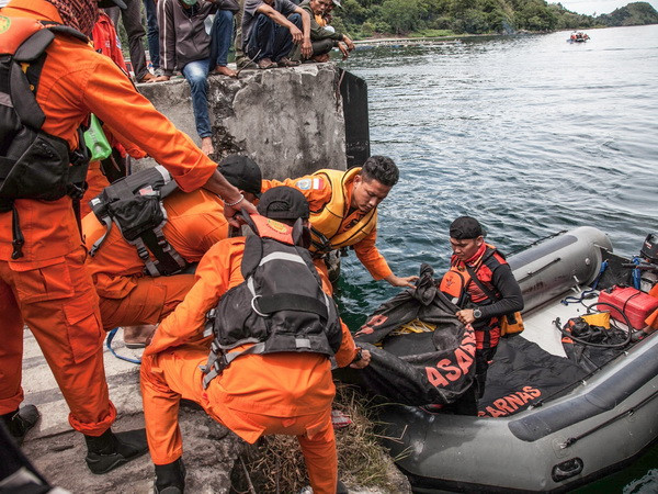 Lại lật phà chở 139 hành khách ở Indonesia, ít nhất 4 người thiệt mạng ảnh 1