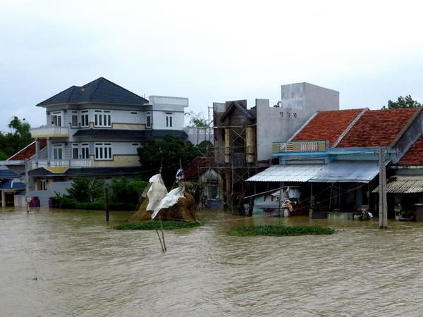 Tàu Cảnh sát biển đưa 8 thuyền viên gặp nạn về đảo Phú Quý ảnh 2
