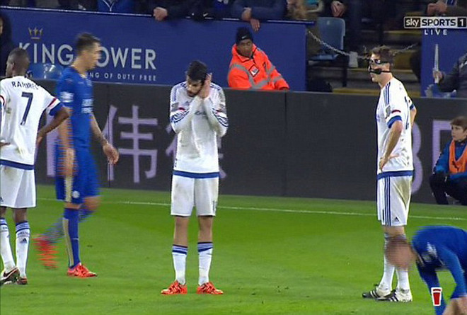 Diego Costa chế nhạo đồng đội đá "như mơ ngủ" ngay trên sân ảnh 1