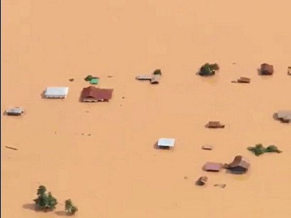 Dùng trực thăng đưa công nhân Việt ra khỏi khu vực bị cô lập tại Lào ảnh 1