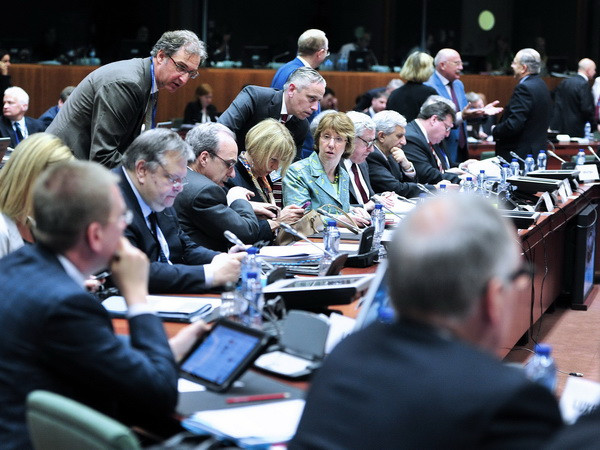 EU giữ nguyên các lệnh trừng phạt chống Nga đến cuối năm 2015 ảnh 1