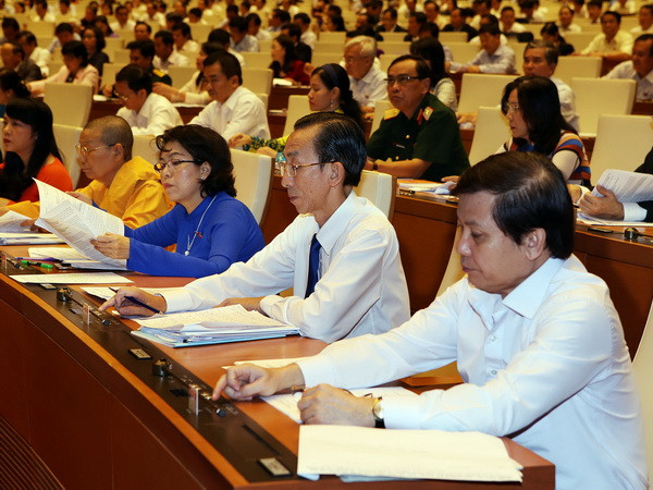 Các đại biểu Quốc hội biểu quyết thông qua Nghị quyết về Chương trình hoạt động giám sát của Quốc hội năm 2017 tại Kỳ họp thứ Nhất Quốc hội khóa XIV. (Ảnh: Nguyễn Dân/TTXVN) Bảo đảm chất lượng, hiệu quả hoạt động giám sát của Quốc hội ảnh 1