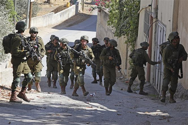 Dân quân Palestine đấu súng với binh sỹ Israel gần thành phố Nablus ảnh 1