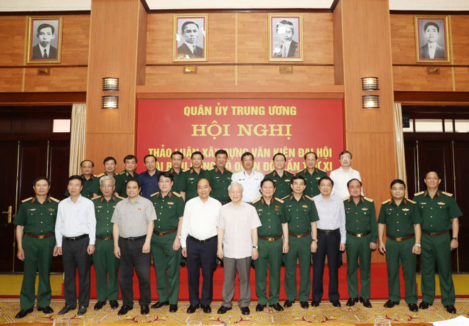 Tổng Bí thư, Chủ tịch nước Nguyễn Phú Trọng, Bí thư Quân ủy Trung ương và Thủ tướng Nguyễn Xuân Phúc với các đại biểu dự Hội nghị. (Ảnh: Trí Dũng/TTXVN) Cho ý kiến về dự thảo văn kiện Đại hội Đảng bộ Quân đội lần thứ XI ảnh 1