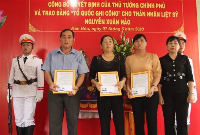 Trao bằng Tổ quốc ghi công cho chiến sỹ hy sinh khi chặn xe chở ma túy ảnh 1