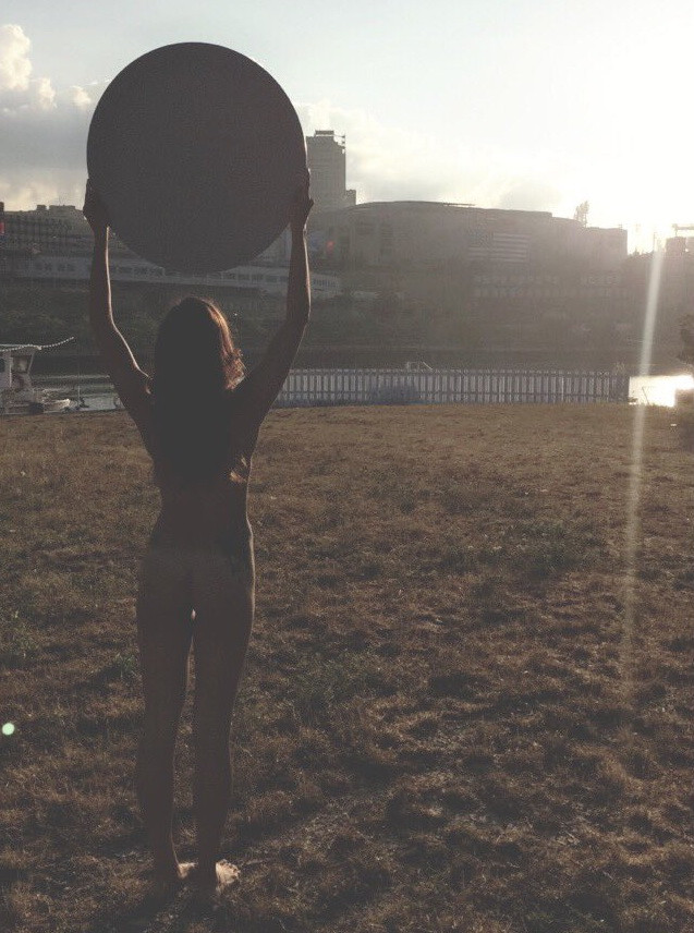 100 phụ nữ khỏa thân hoàn toàn "chào đón" ông Donald Trump ảnh 2