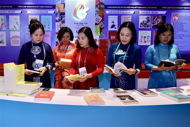 Các đại biểu tham khảo sách, báo tại phiên bế mạc. (Ảnh: Lâm Khánh/TTXVN) Đảm bảo an toàn cho phụ nữ, trẻ em, góp phần vun đắp giá trị gia đình ảnh 2