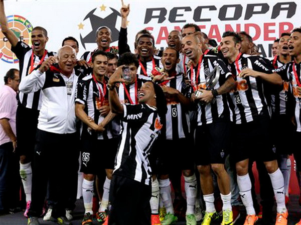 Ronaldinho "tự sướng" trên bục vô địch Copa Sudamericana ảnh 1