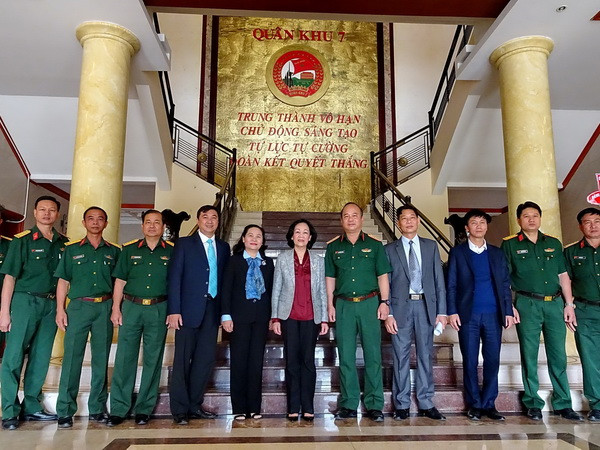 Trưởng Ban Dân vận TW Trương Thị Mai thăm các đơn vị quân đội ảnh 1