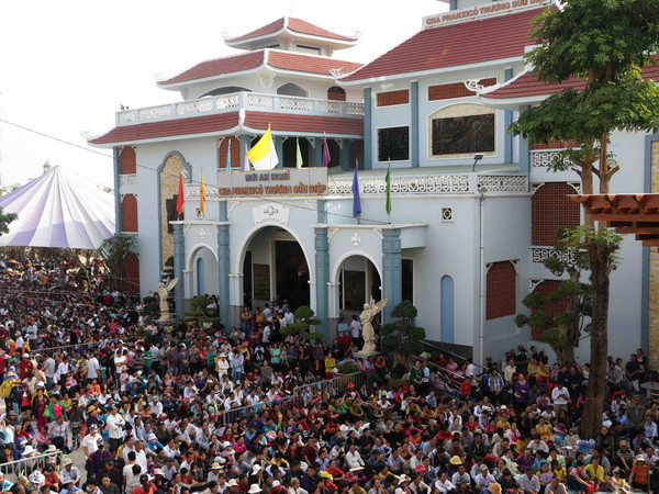 Hàng ngàn lượt khách về thăm Khu du lịch Thánh đường Tắc Sậy ảnh 1