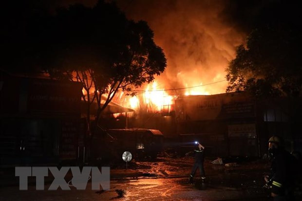 Quảng Nam: Đốt lửa sưởi ấm khiến nhiều căn nhà bị cháy rụi ảnh 1