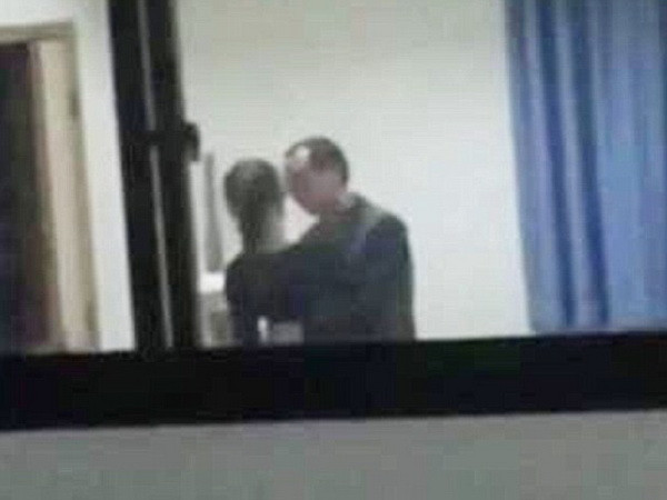 Trung Quốc: Thầy giáo bị đuổi việc vì sàm sỡ nữ sinh 16 tuổi ảnh 1