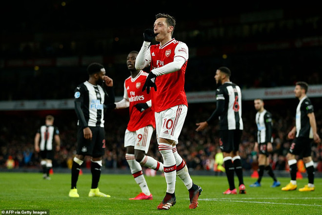 Oezil góp công giúp Arsenal chiến thắng đậm. (Nguồn: Getty Images) Premier League: Tottenham ngược dòng, Arsenal thắng 'hủy diệt' ảnh 2