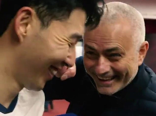 Mourinho có hành động đáng yêu dành cho Son Heung-min. (Nguồn: DM) HLV Jose Mourinho 'phá' buổi phỏng vấn của Son Heung-min ảnh 1