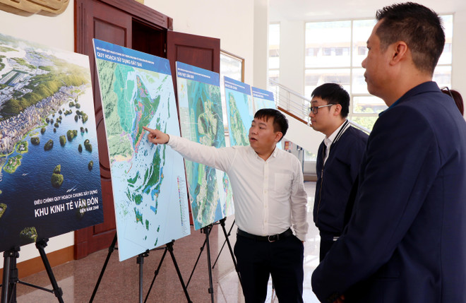 Người dân xem đồ án điều chỉnh quy hoạch chung xây dựng Khu kinh tế Vân Đồn đến năm 2040. (Ảnh: Văn Đức/TTXVN) Công bố điều chỉnh quy hoạch chung xây dựng Khu kinh tế Vân Đồn ảnh 1