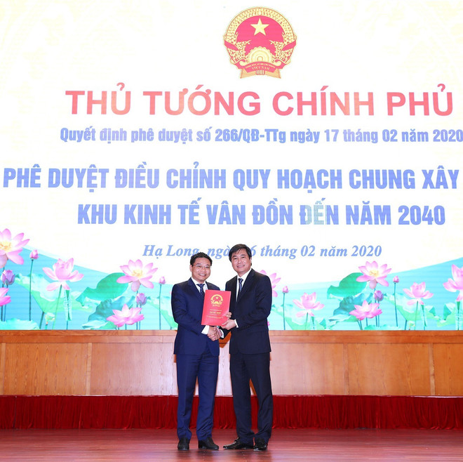 Thứ trưởng Bộ Xây dựng Nguyễn Tường Văn trao Quyết định phê duyệt điều chỉnh Quy hoạch chung xây dựng Khu kinh tế Vân Đồn đến năm 2040 cho tỉnh Quảng Ninh. (Ảnh: Văn Đức/TTXVN) Công bố điều chỉnh quy hoạch chung xây dựng Khu kinh tế Vân Đồn ảnh 2
