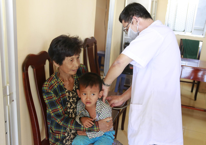 Bác sỹ Trạm xá quân dân y Vĩnh Gia khám bệnh cho người dân xã Vĩnh Gia, huyện Tri Tôn, tỉnh An Giang. (Ảnh: Công Mạo/TTXVN) Những bác sỹ mang quân hàm xanh nơi miền biên cương Tổ quốc ảnh 1