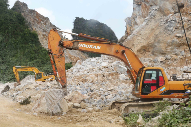 Khu vực khai thác đá của mỏ đá Hưng Phúc. (Ảnh: Nguyễn Oanh/TTXVN) Nghệ An: Doanh nghiệp nổ mìn phá đá gây nguy hiểm cho người dân ảnh 3