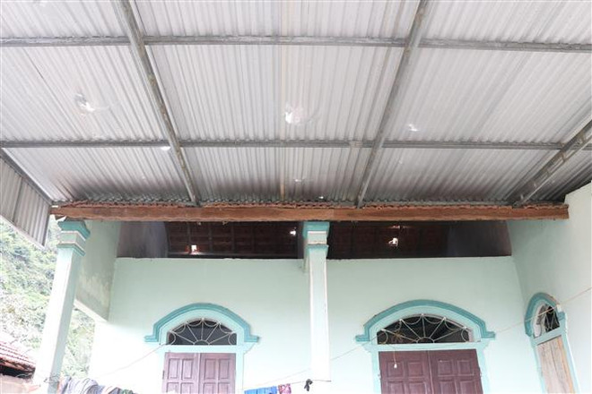 Nhà ở của người dân bị hư hại khi doanh nghiệp nổ mìn khai thác đá. (Ảnh: Nguyễn Oanh/TTXVN) Nghệ An: Doanh nghiệp nổ mìn phá đá gây nguy hiểm cho người dân ảnh 4