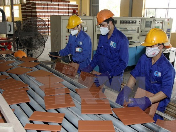 Một dây chuyền sản xuất gạch ngói của Công ty Viglacera Hạ Long. (Ảnh: Thế Duyệt/TTXVN) Quản lý việc sản xuất vật liệu xây dựng theo chuẩn mực mới ảnh 1