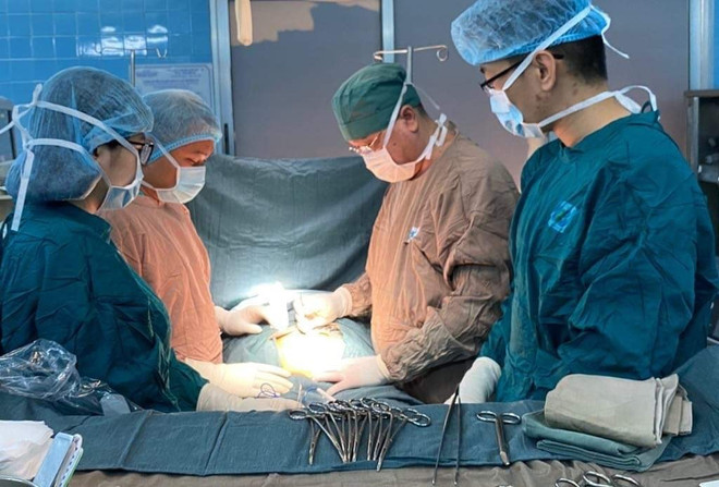 Bác sỹ Nguyễn Văn Tiến (thứ 2 từ trái sang) trong phòng mổ. (Ảnh: TTXVN) Bác sỹ Nguyễn Văn Tiến: "Ông Bụt áo trắng" của các bệnh nhân nghèo ảnh 3