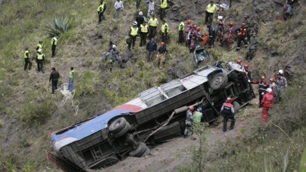 Xe buýt trường học đâm vào xe khách, 19 người thiệt mạng ảnh 1