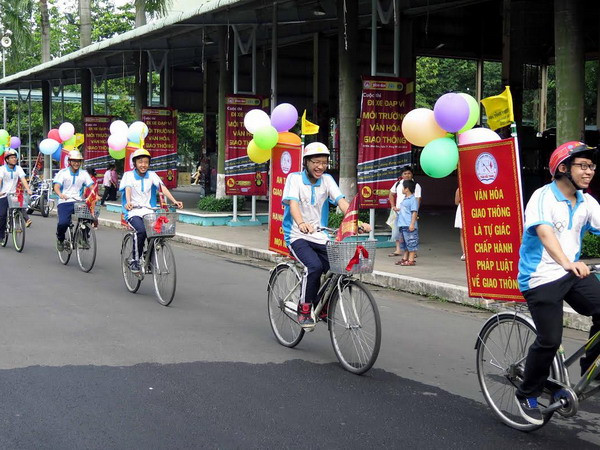 2.000 học sinh đi xe đạp vì môi trường văn hóa giao thông ảnh 1
