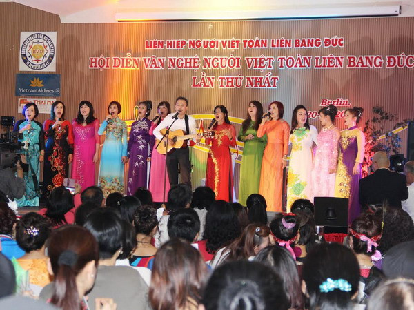 Sôi nổi hội diễn văn nghệ người Việt toàn liên bang Đức ảnh 1